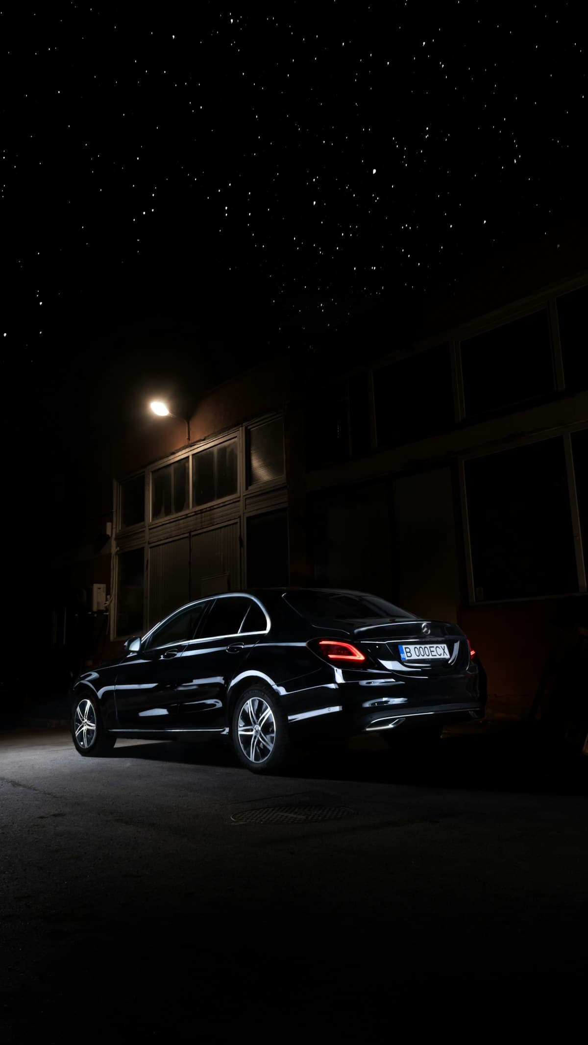 Mercedes-Benz на осветен паркинг вечер